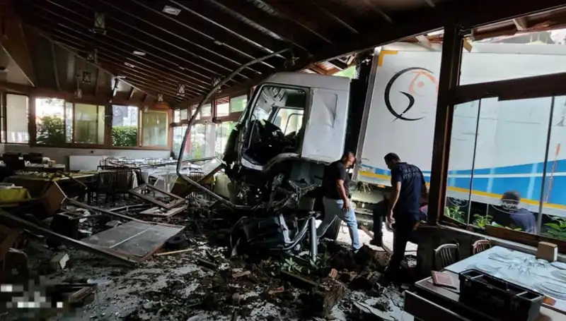 Freni Boşalan Kamyonun Restorana Girmesi Şehirde Şok Yarattı