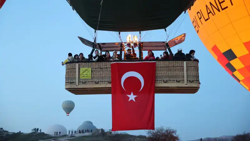 Kapadokya’da 23 Nisan’da Türk Bayraklarıyla Dolup Taşan Balonlar