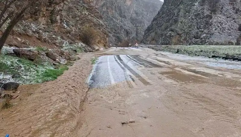 Tunceli'de Dolu ve Sağanak Yağmur, Şehir Hayatını Olumsuz Etkiledi