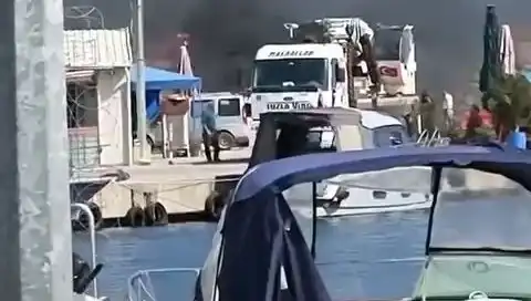 Tuzla'daki Balıkçı Barınağında Büyük Lastik Yangını: Ekipler Seferber Oldu