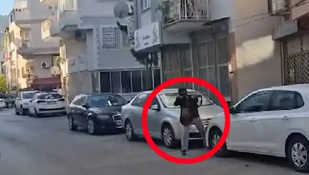 İzmir'de Korkunç Anlar: Saldırganla Çatışma Anları Kamera Kaydında