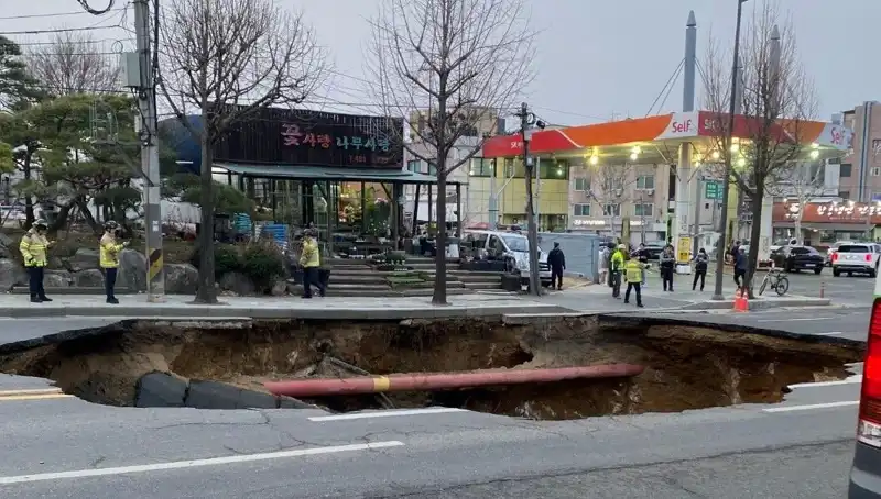 Güney Kore’de Motosiklet Kazası: Dehşet Veren Çukur Şehri Sardı