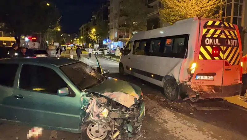 Otomobil Servis Minibüsüne Çarptı: 6 Kişi Yaralandı!