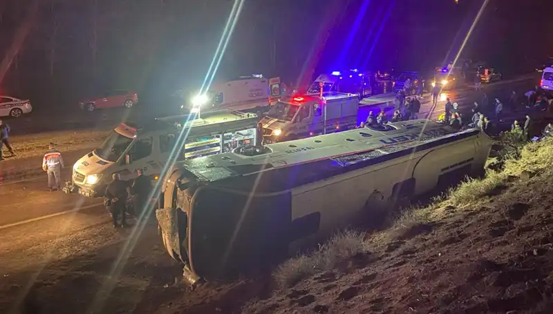 İşçi Servisinin Şarampole Devrilmesi: 23 Yaralı, Ciddi Durumlar Yaşanıyor