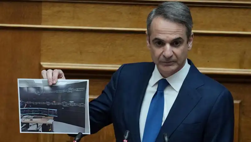 Yunanistan’da Siyasi Düşüş: Miçotakis Hükümeti Protestolara Direnemedi