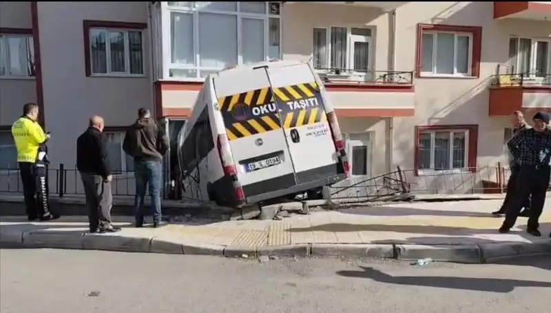 Okul Servisi Balkona Girdi: Şok Edici Kaza İki Öğrenciyi Yaraladı