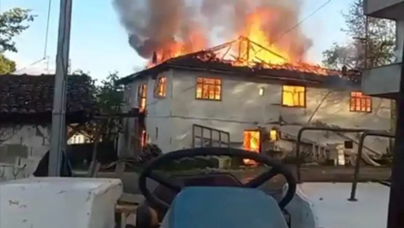 İki Katlı Evde Büyük Yangın! Mahalle Sarsıldı