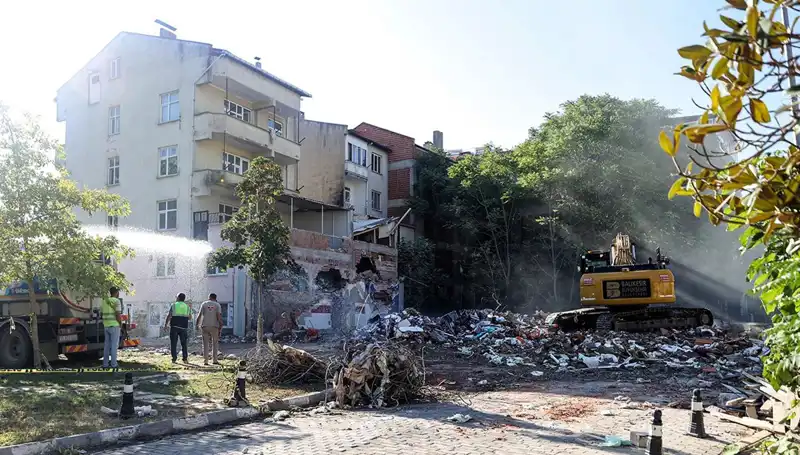 Sındırgı'da Sarsıntılar Devam Ediyor: Artçı Müsameresi Neler Getiriyor?