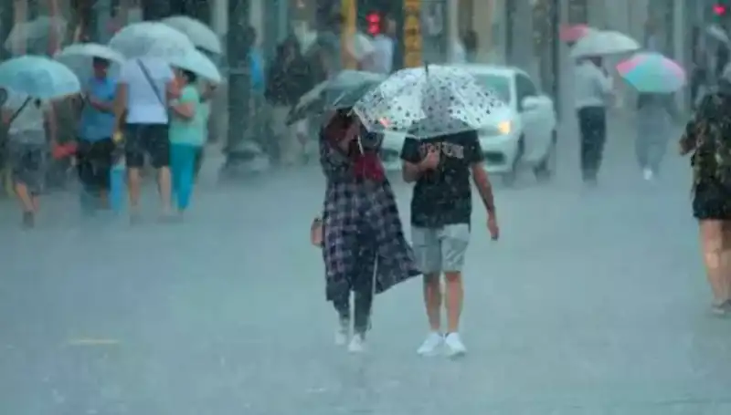 Meteoroloji'den Çifte Uyarı: Rüzgar Yangınları Tetikliyor, İstanbul'da Sağanak Yağmur Geliyor!