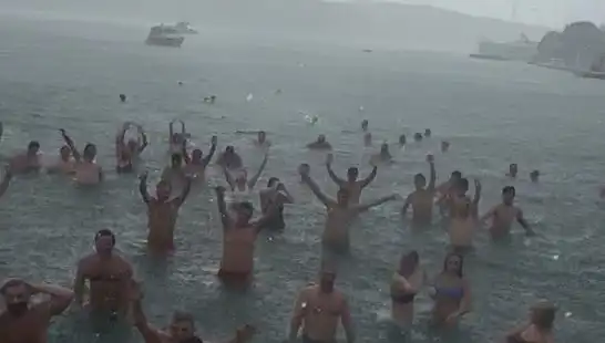 İstanbul'da Yağmura Rağmen Denize Girenler: Bebek'teki Pazar Sürprizi