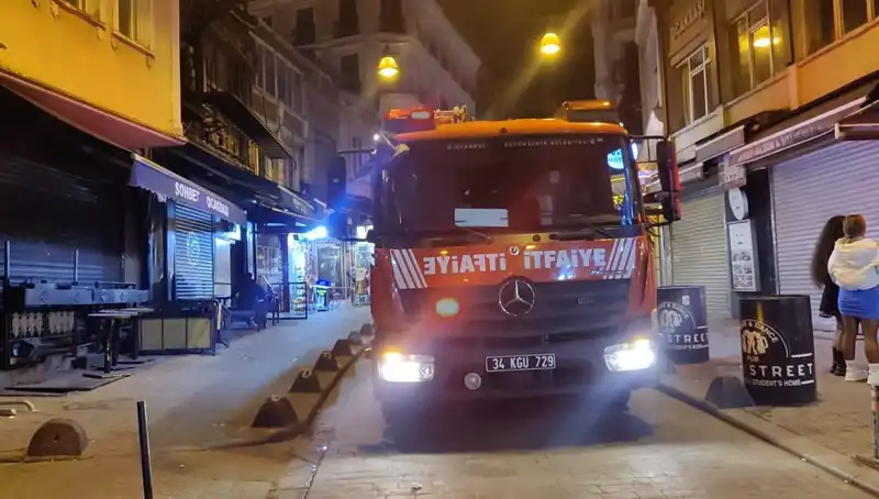 Beyoğlu'nda Asansör Boşluğuna Düşen Müşteri Ambulansla Hastaneye Kaldırıldı