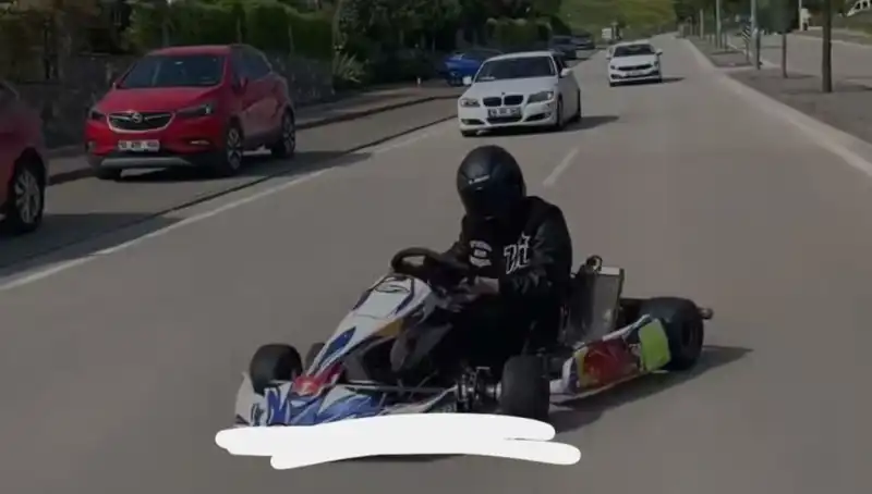 Go-Kart Sürücüsünün Tehlikeli Drift Oyunu: Yolda Heyecan Dolu Anlar!